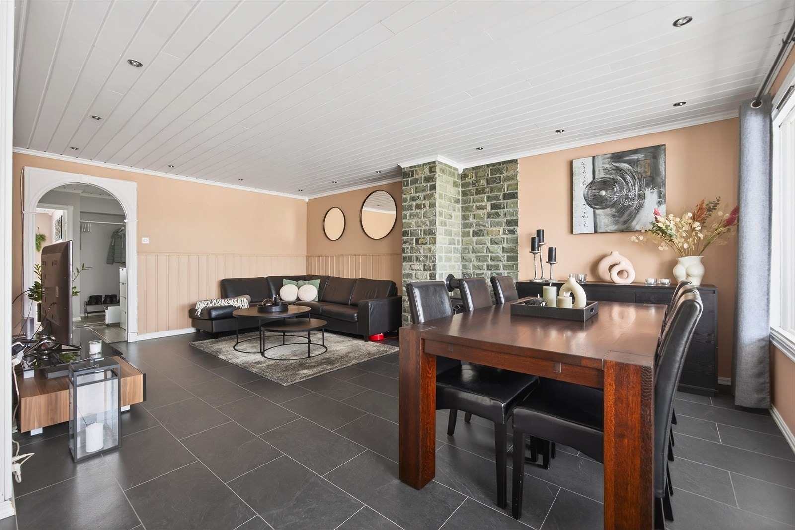 En stor stue som gir en luftig og behagelig romfølelse. Galleribilde