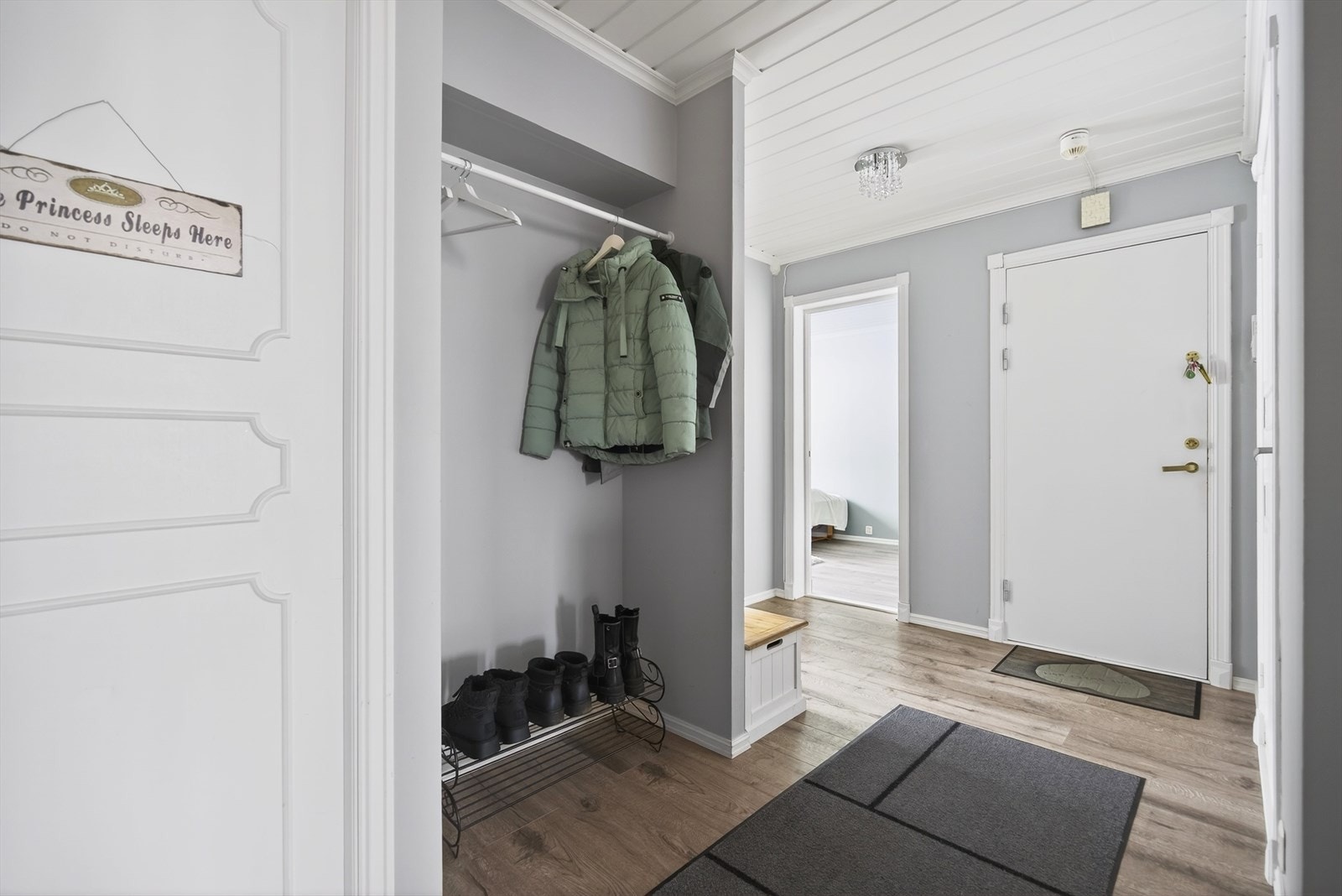 Smarte oppbevaringsløsninger. Et gjennomtenkt og hverdagsvennlig inngangsparti. Galleribilde