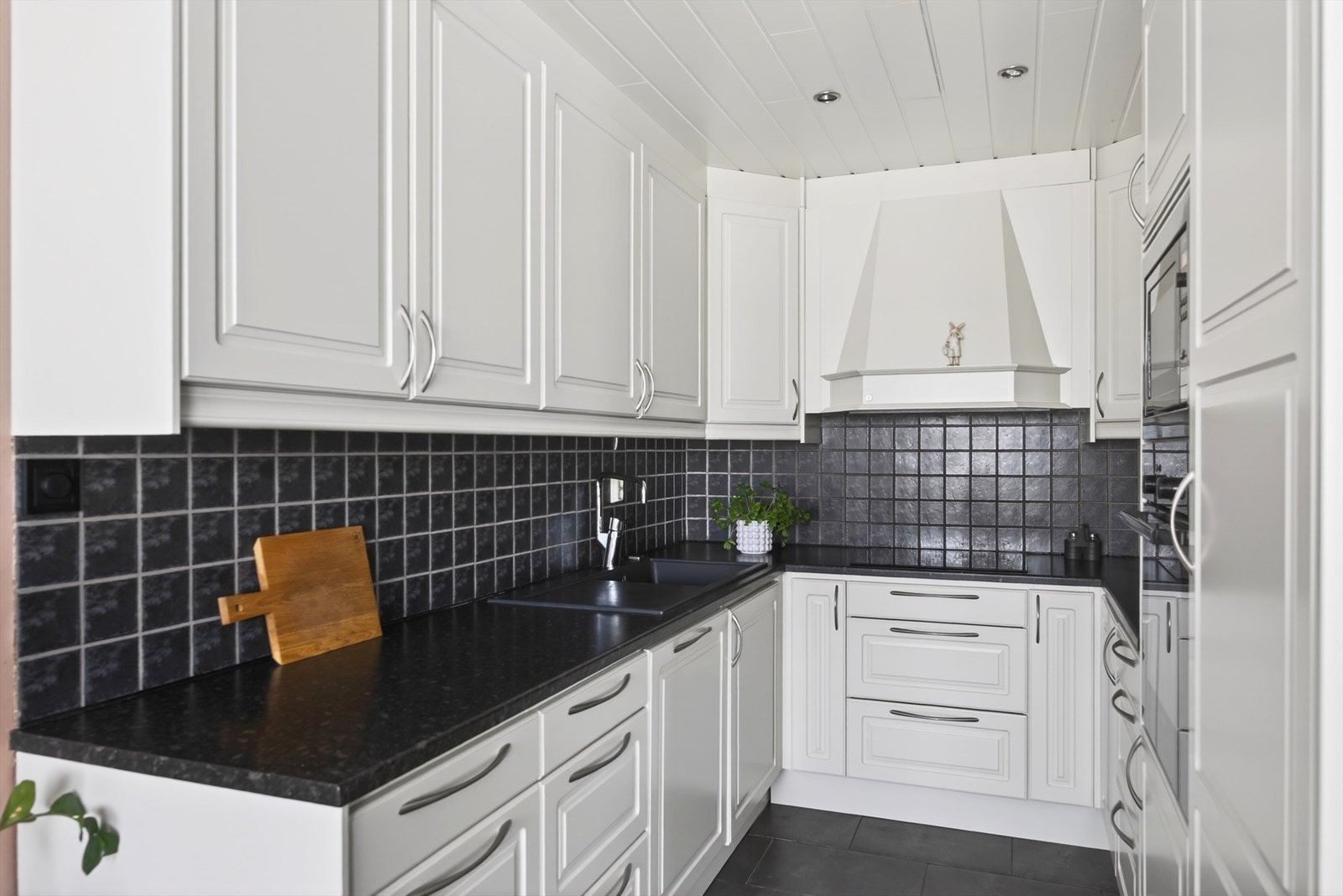 Innfelt belysning i tak gir et lyst og funksjonelt kjøkken. Galleribilde