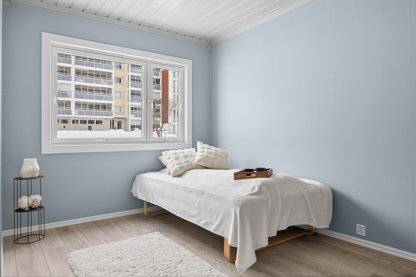 Leilighetens tredje soverom er romslig med naturlig plass til større seng og garderobeløsning. Vindusflatene bidrar til en åpen og innbydende atmosfære. Galleribilde