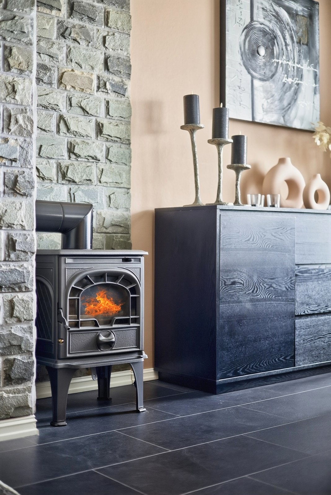 En koselig peis som gjør stuen ekstra innbydende. Galleribilde