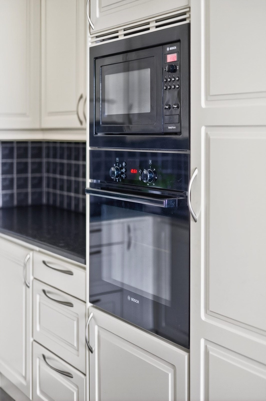 Kjøkkenet er utstyrt med integrerte hvitevarer som steketopp, stekeovn, mikrobølgeovn og oppvaskmaskin. Galleribilde