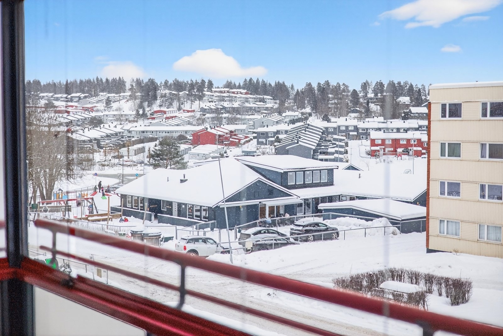 Kort vei til buss fra hovedveien med forbindelse til Lillestrøm og Oslo på rundt 20 minutter. Galleribilde
