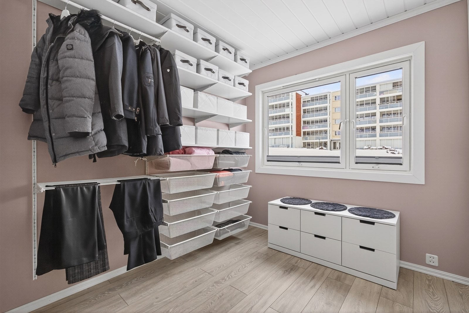 Soverom nummer to benyttes i dag som walk in closet. Galleribilde