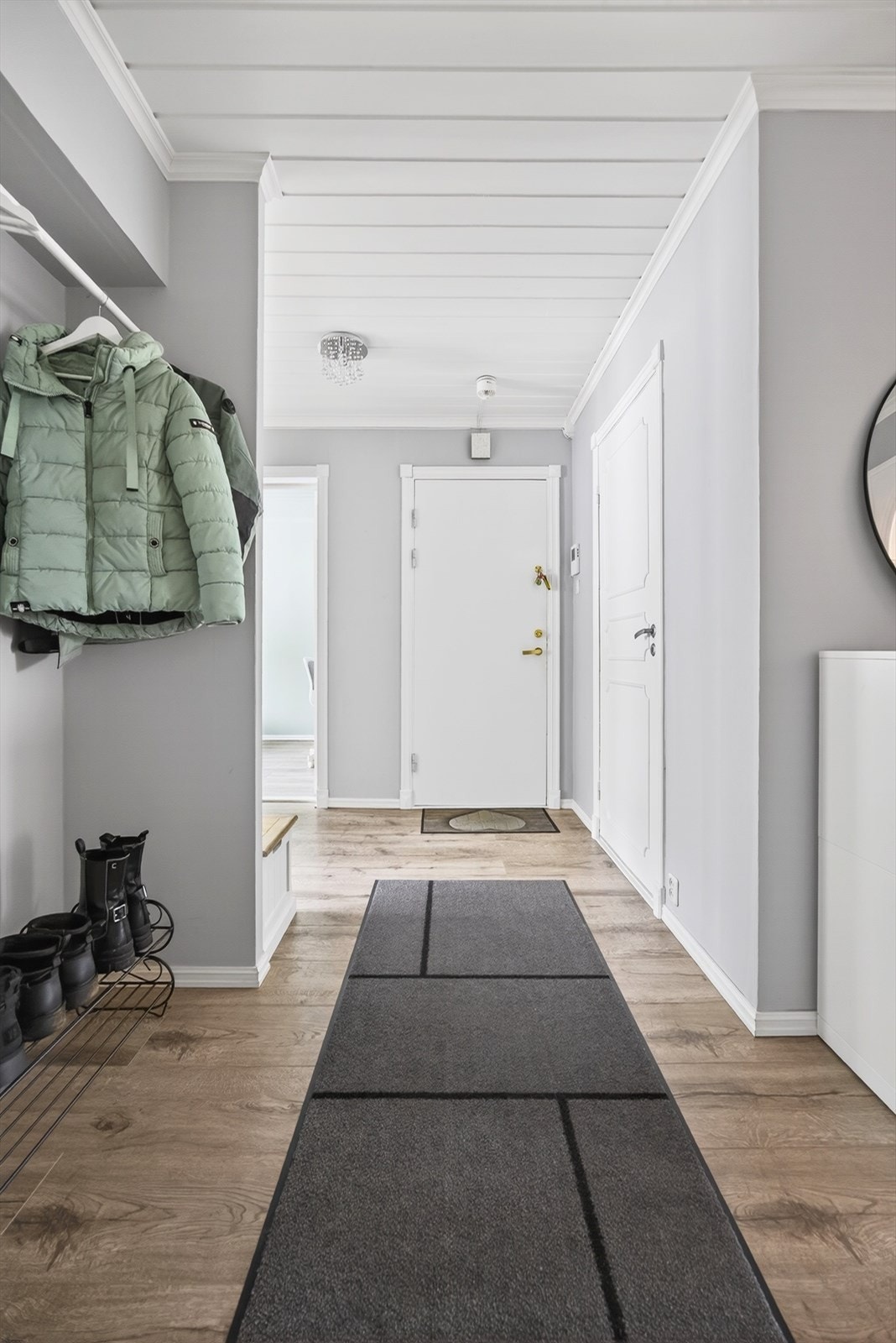 Praktisk og romslig entré med god plass til oppbevaring av yttertøy og sko. Et ryddig og innbydende førsteinntrykk av boligen. Galleribilde