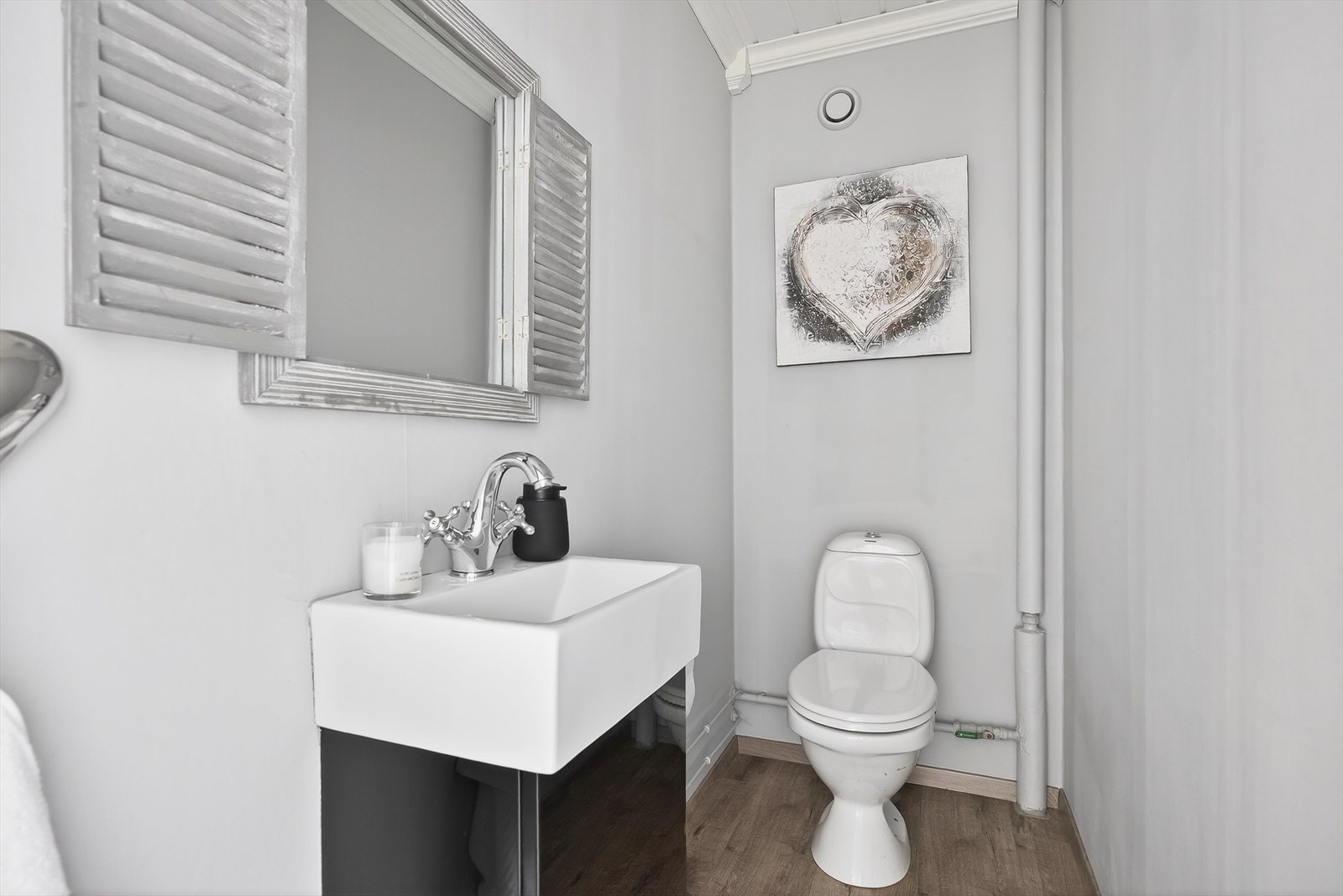 Separat WC er en funksjonell løsning som gjør morgenrutinen enklere når badet er opptatt. Galleribilde