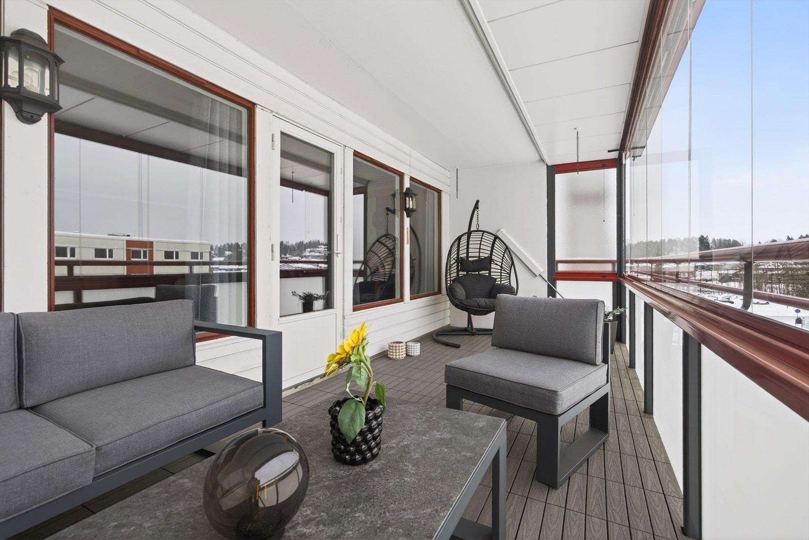 Hele 15 m² innglasset balkong gir rikelig plass til både sittegruppe og spisebord, perfekt for sosiale kvelder og rolige morgener. Galleribilde