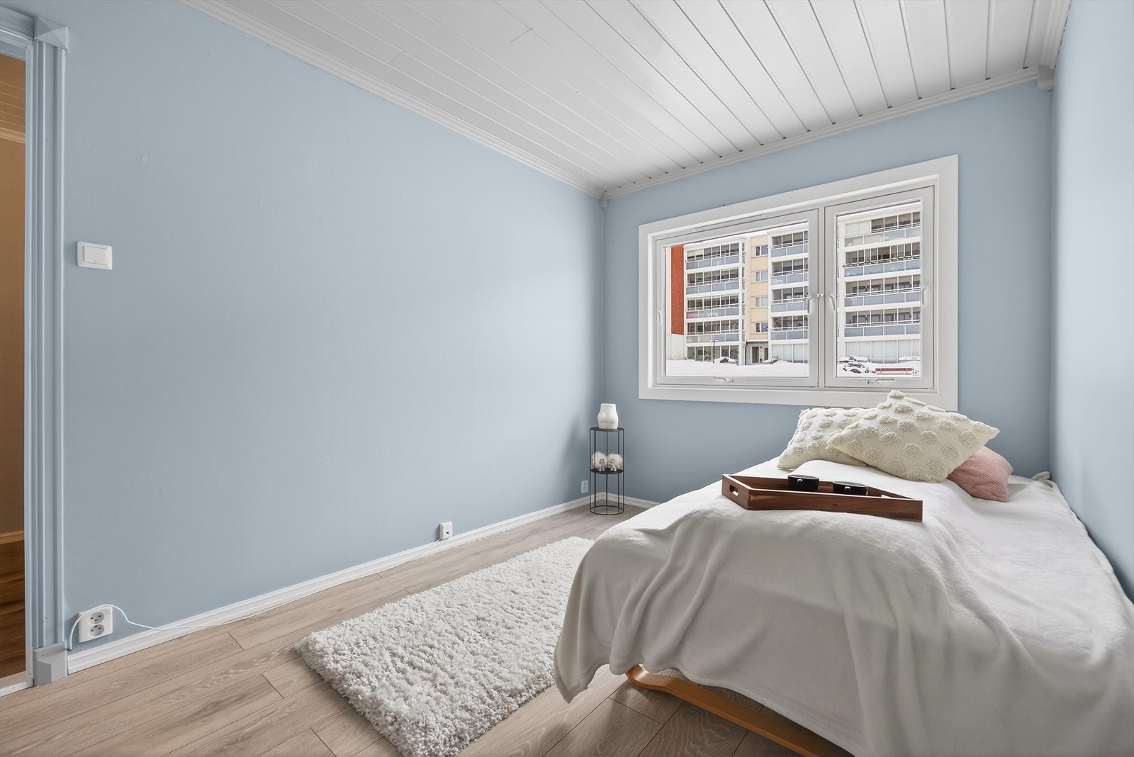 Naturlig plass til et stort garderobeskap langs vegg for praktisk oppbevaring. Galleribilde