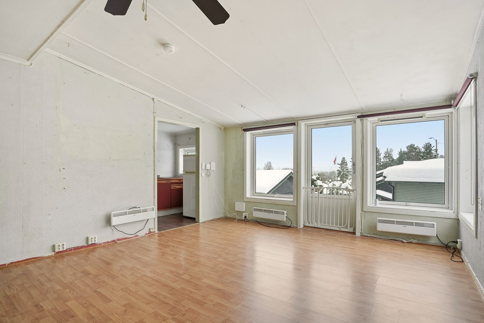 Stuen rommer plass til ulike sittegrupper som sofagruppe og spisegruppe. Galleribilde