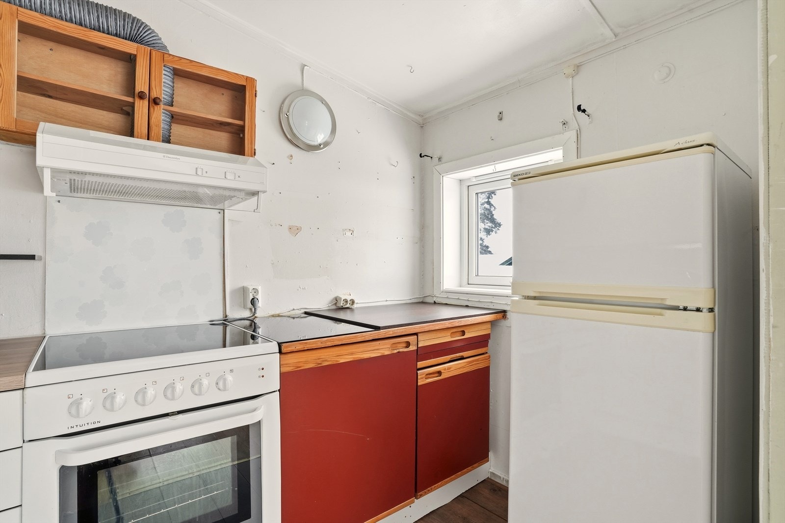 Hvitevarer kan følge om ønskelig. Det er kjøkkenventilator med avtrekk ut. Galleribilde