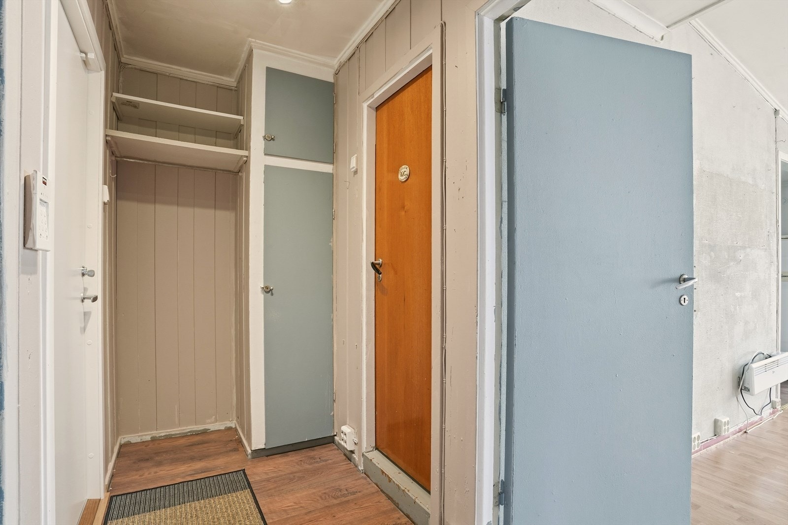 Entré med plass til å henge fra seg yttertøy og skotøy. Samt en bod. Galleribilde