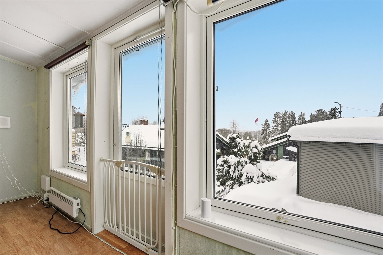 Nyere vinduer og balkongdør. Ved interesse av å sette opp balkong må det søkes styret, og kostes selv (megler gir ingen garanti for at dette lar seg gjøre). Galleribilde