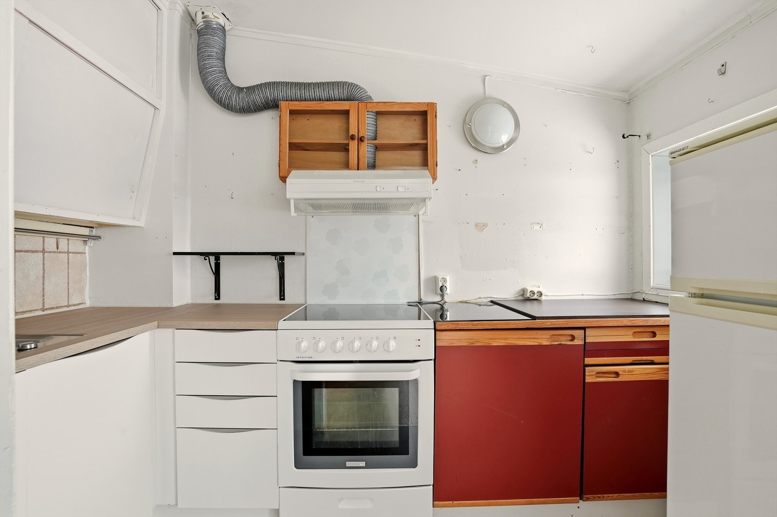 Kjøkkenet har innredning med glatte fronter. Benkeplaten er av laminat. Galleribilde