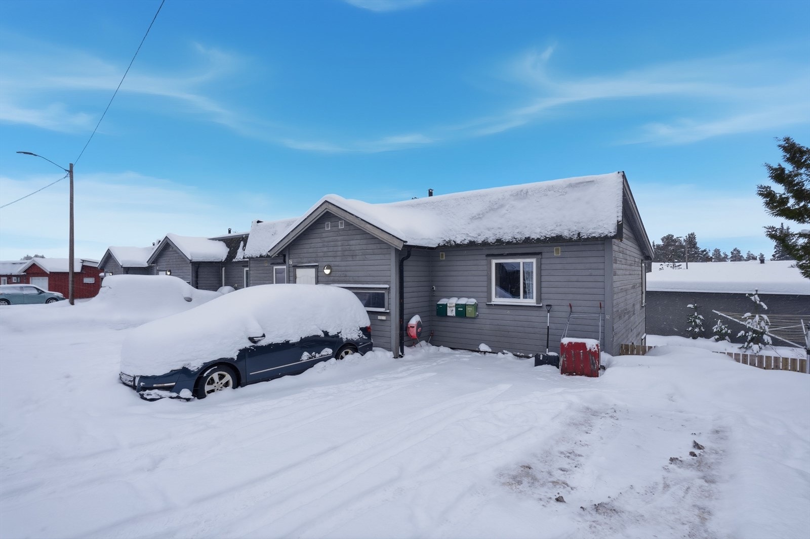 Leiligheten ligger i et sentrumsnært og etablert boligområde på Kongsbergs vestside. Det er også kort vei til flotte turområder. Galleribilde