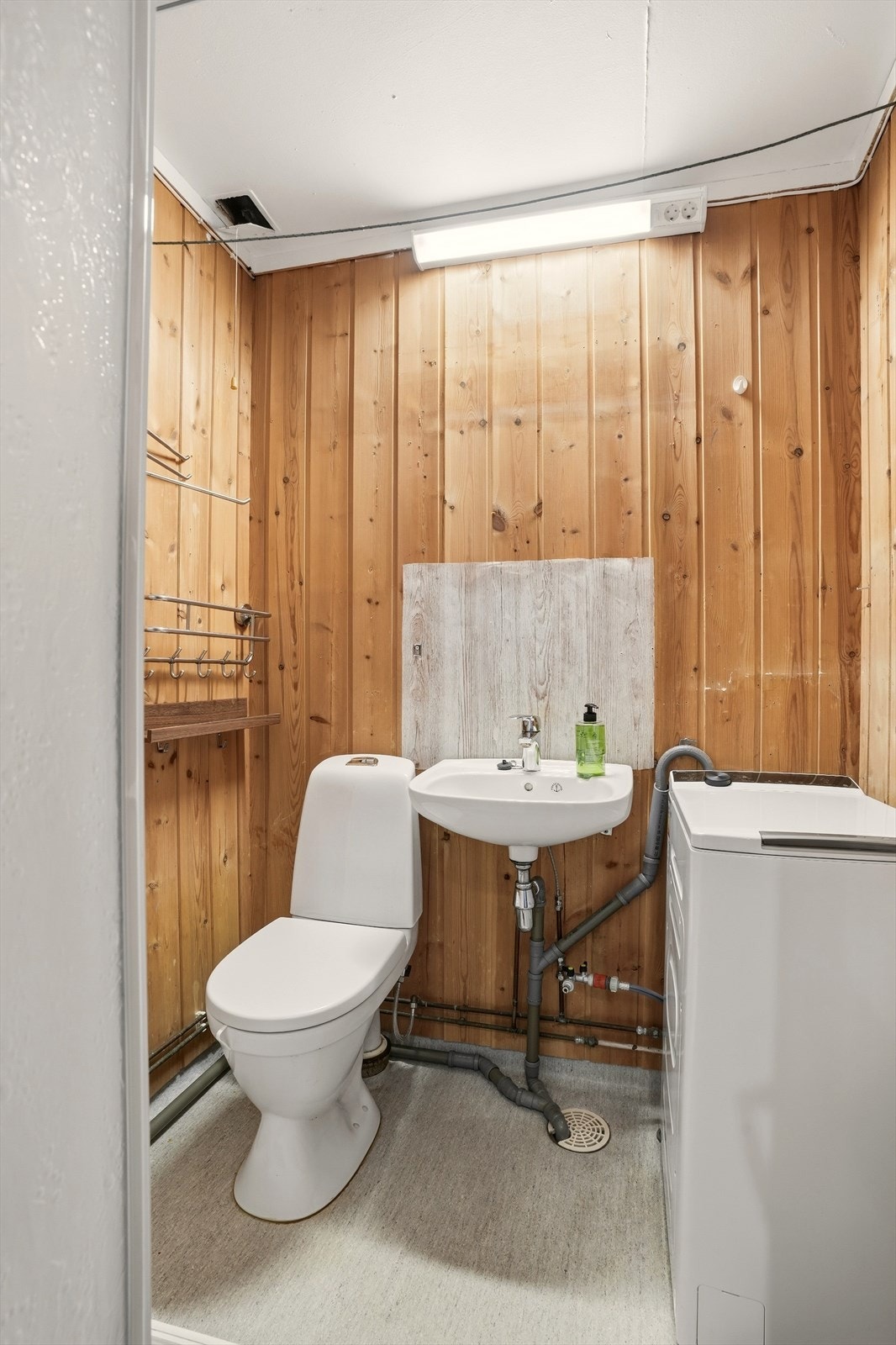 Bad med adkomst fra entré/gang. Inneholder dusjkabinett, wc og servant. Det er satt inn en vaskemaskin, men det er også felles vaskerom i kjeller med plass til større vaskemaskin og tørketrommel. Galleribilde