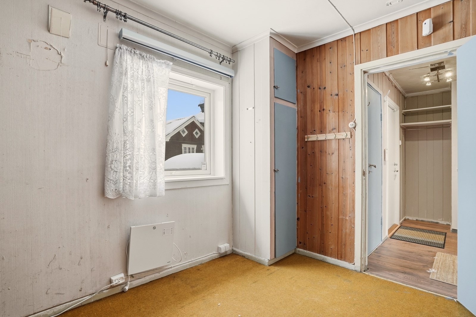 Leilighetens soverom trenger også en oppgradering. Plass til dobbeltseng og nattbord. Galleribilde