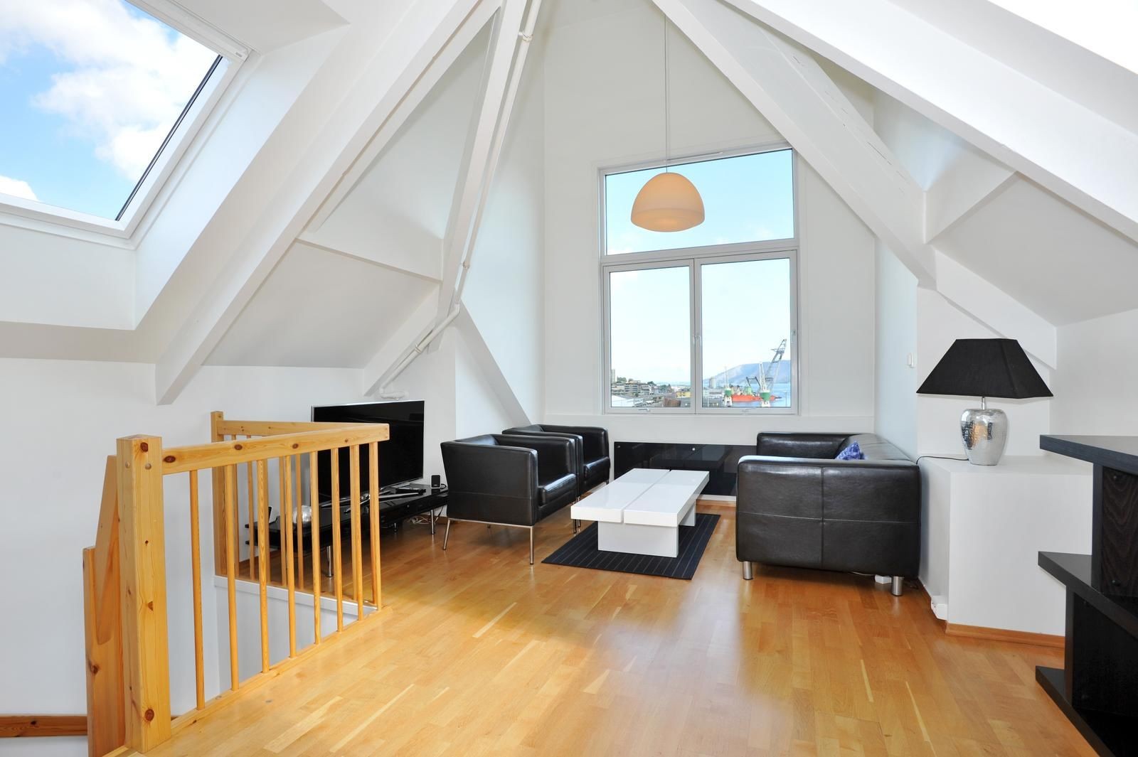 Stue med store vindusflater Galleribilde