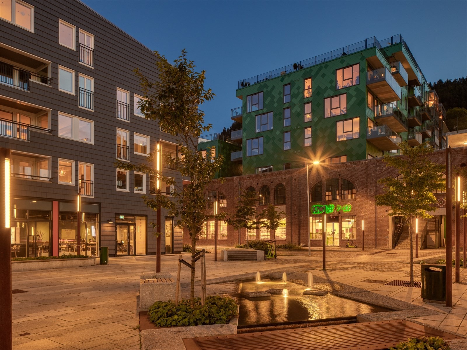 Den åpne plassen ved Småpudden (Fløttmannsplassen) ligger helt i kaikanten og er et populært område for nærområdet. Her er det benker, dagligvarebutikk og Godt Brød har kafé her. Galleribilde