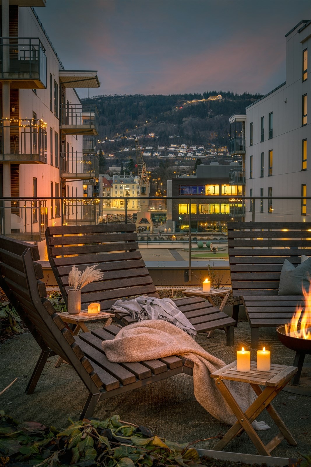 Utsikt fra takterrassen mot Fløyen og Ulriken Galleribilde