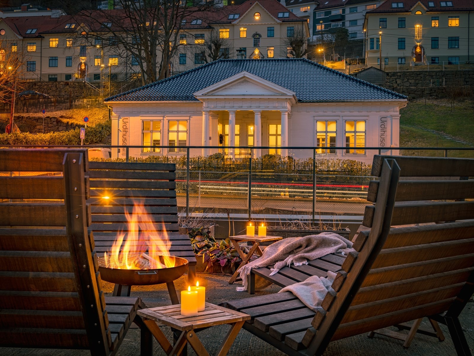 Utsikt fra takterrassen mot Urdihuset som ligger på baksiden. Urdihuset arrangerer mange hyggelige aktiviteter. Galleribilde