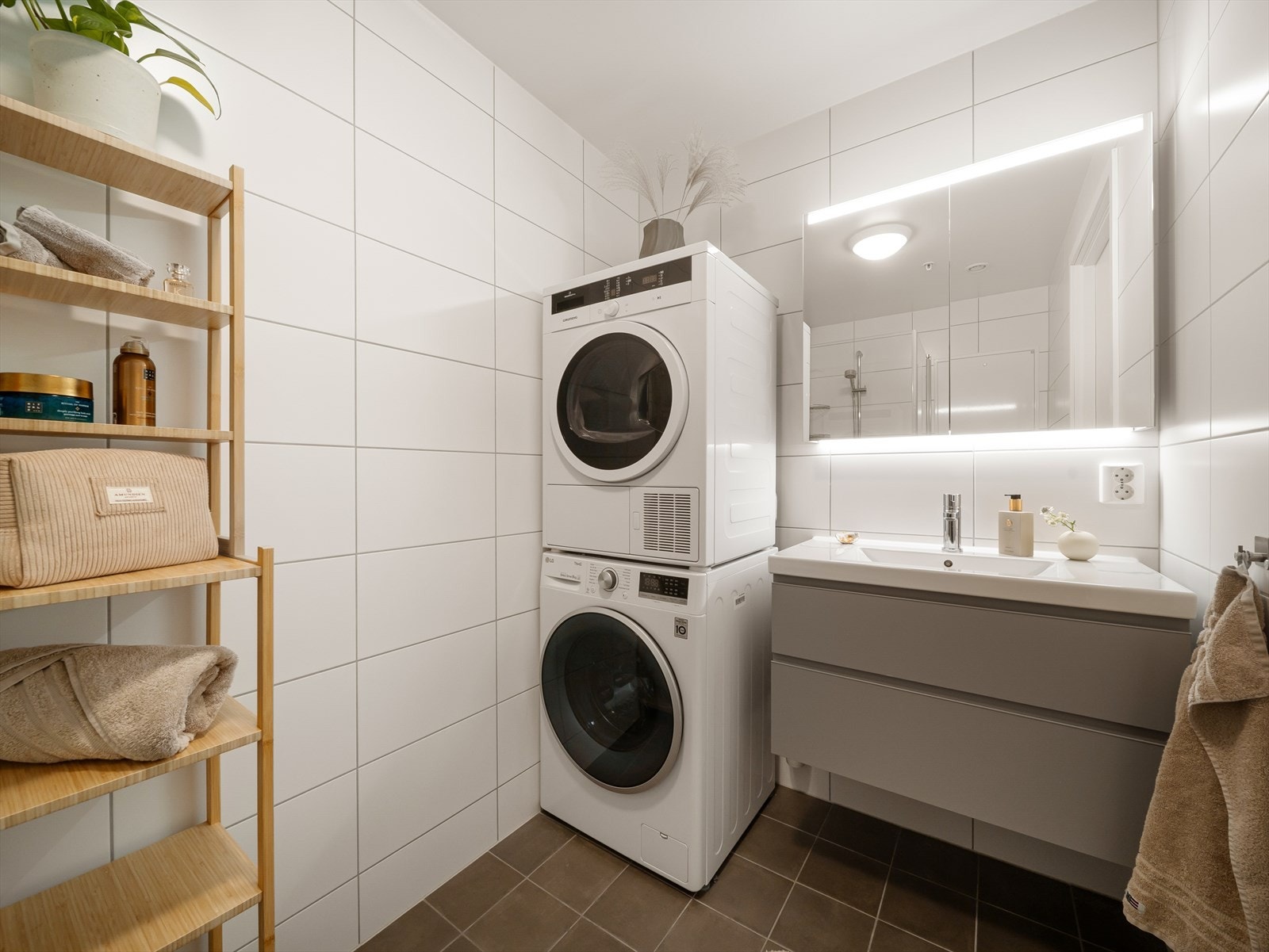 Flott helflist bad som er innredet med vegghengt toalett, innskyvbare dusjvegger og stilren baderomsinnredning med speilskap/belysning. Galleribilde