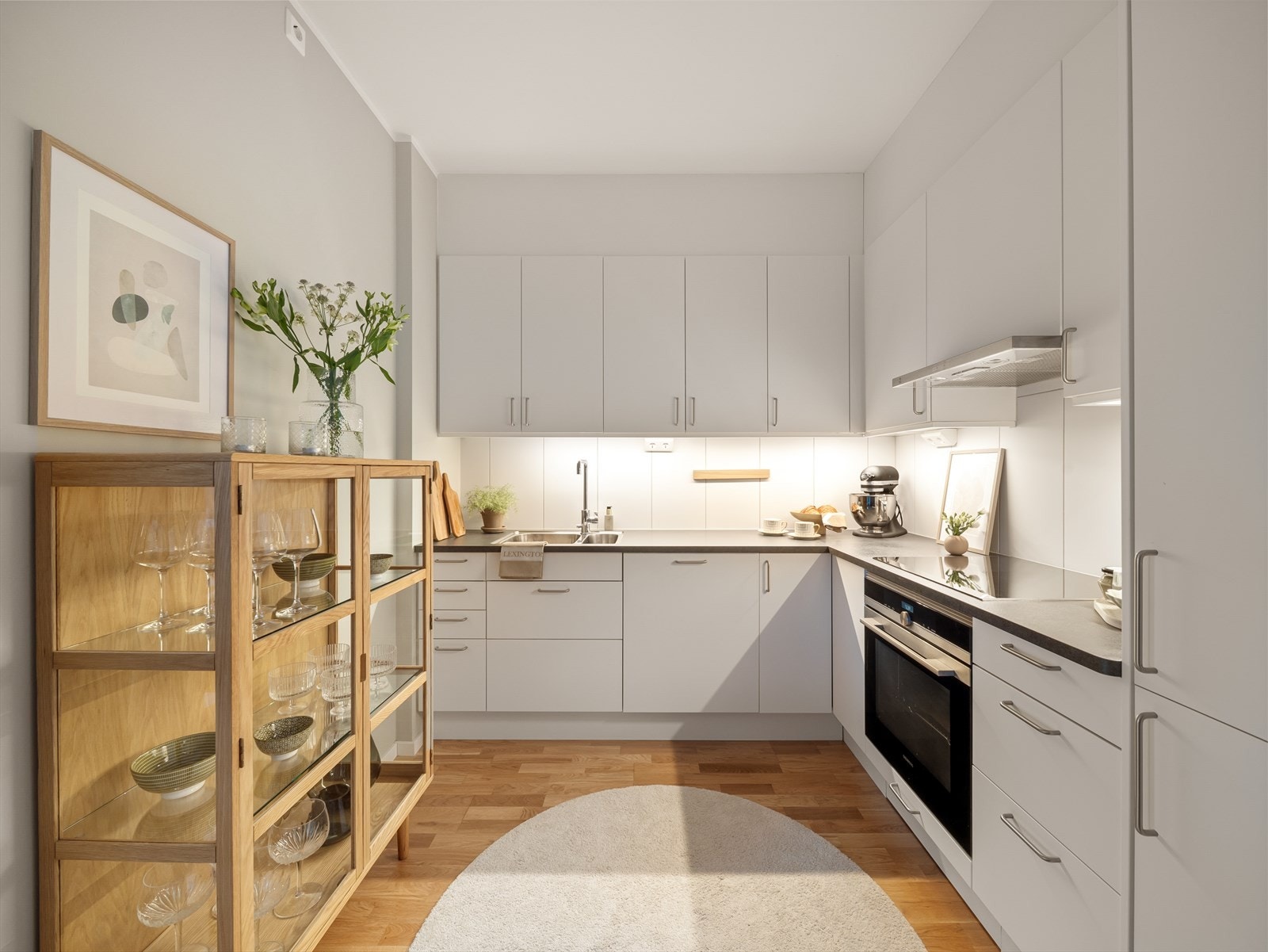 Kjøkkenet har god skap- og benkeplass når en skal lage mat. Galleribilde