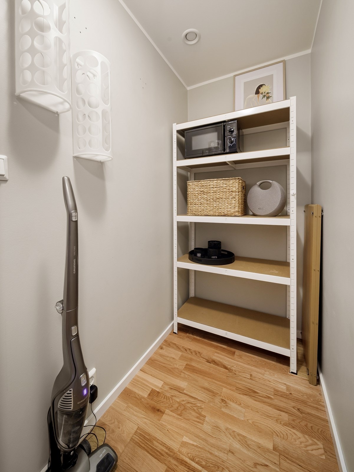 Leiligheten har meget god bodplass med en innvendig bod i leiligheten, romslig "walk in" garderobe i entré og rett over fellesgang en ekstern bod i felles bodrom. Galleribilde