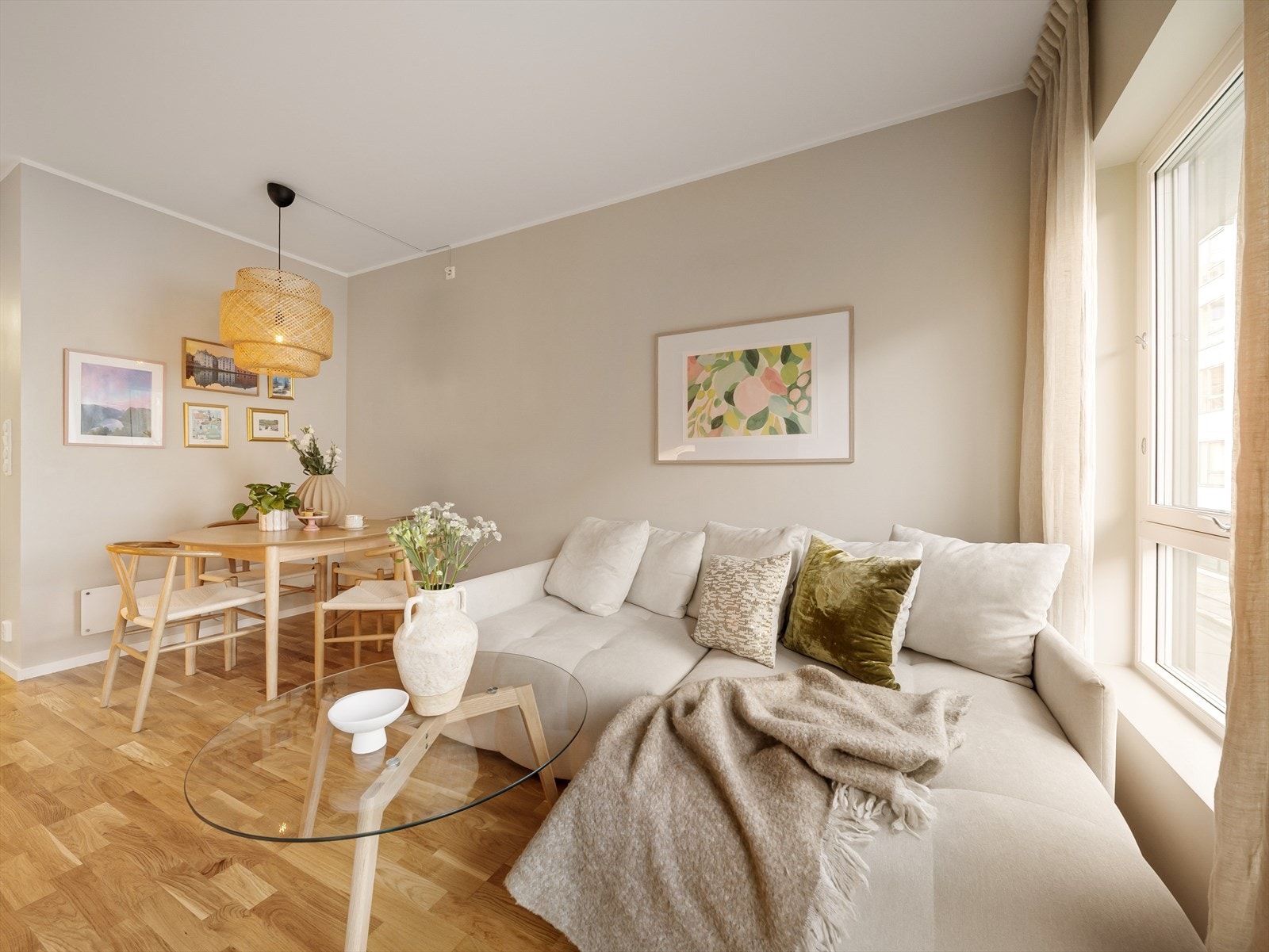 Lys stue med plass til å innrede med sofagruppe og spisebord. Galleribilde