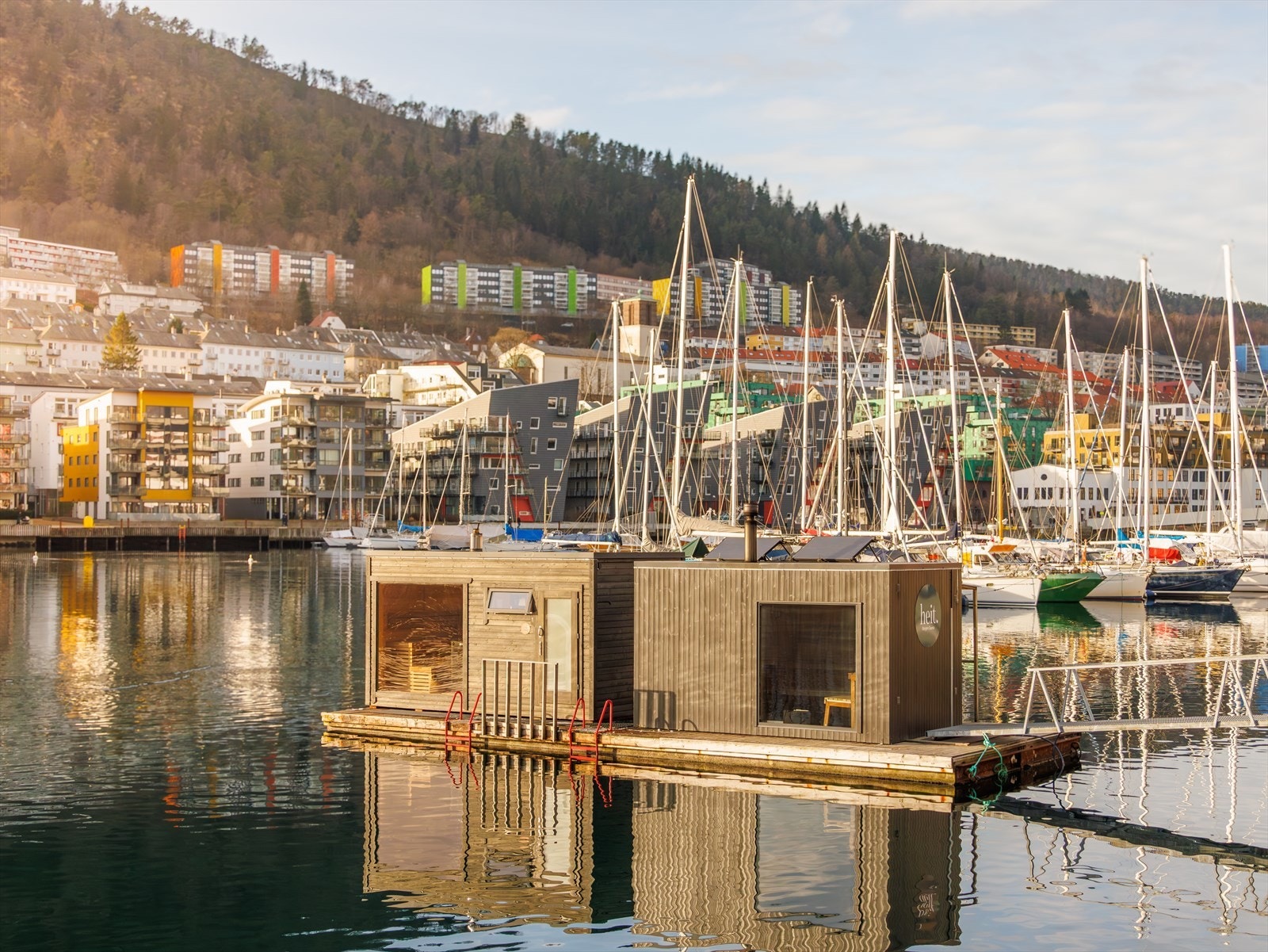 I damsgårdssundet er det gode bademuligheter hele året med badebrygger, sandstrand og mange flytende badstuer. Galleribilde