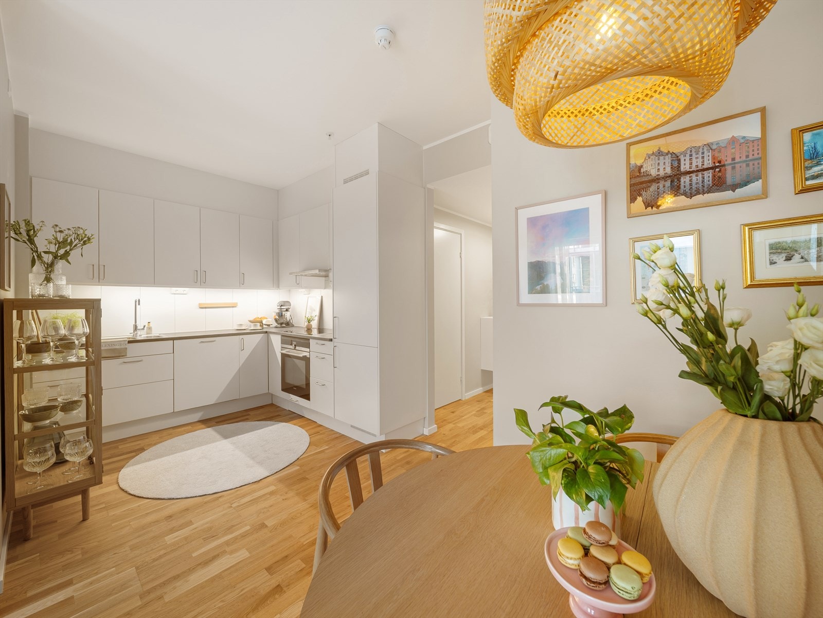 åpen kjøkkenløsning mot stue som gir en ekstra romfølelse og sosial løsning når en skal lage mat. Galleribilde