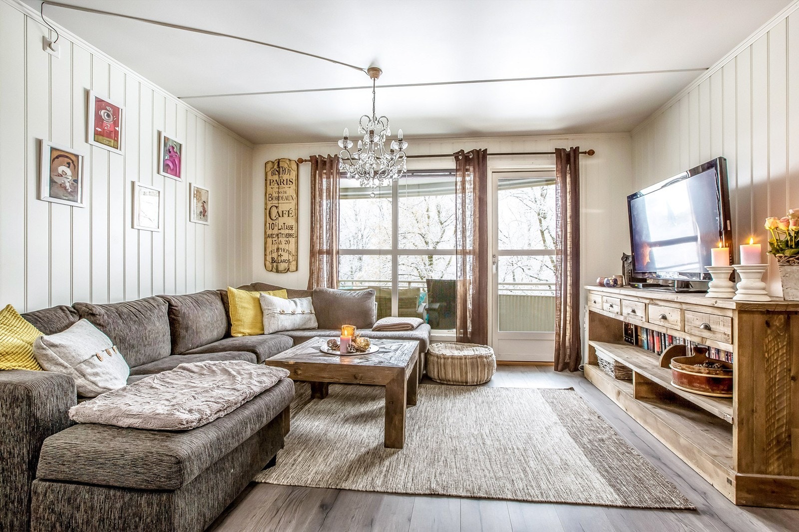 Fin stue med utgang til balkong. Galleribilde