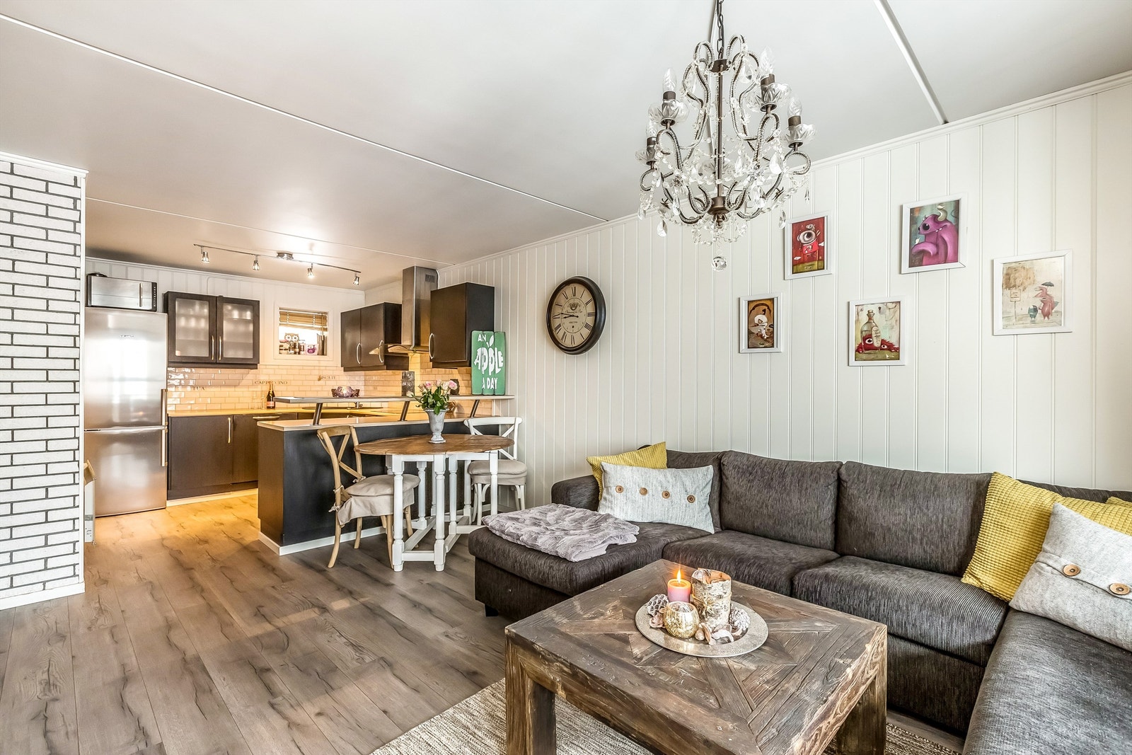 Åpen løsning mellom stue og kjøkken. Galleribilde