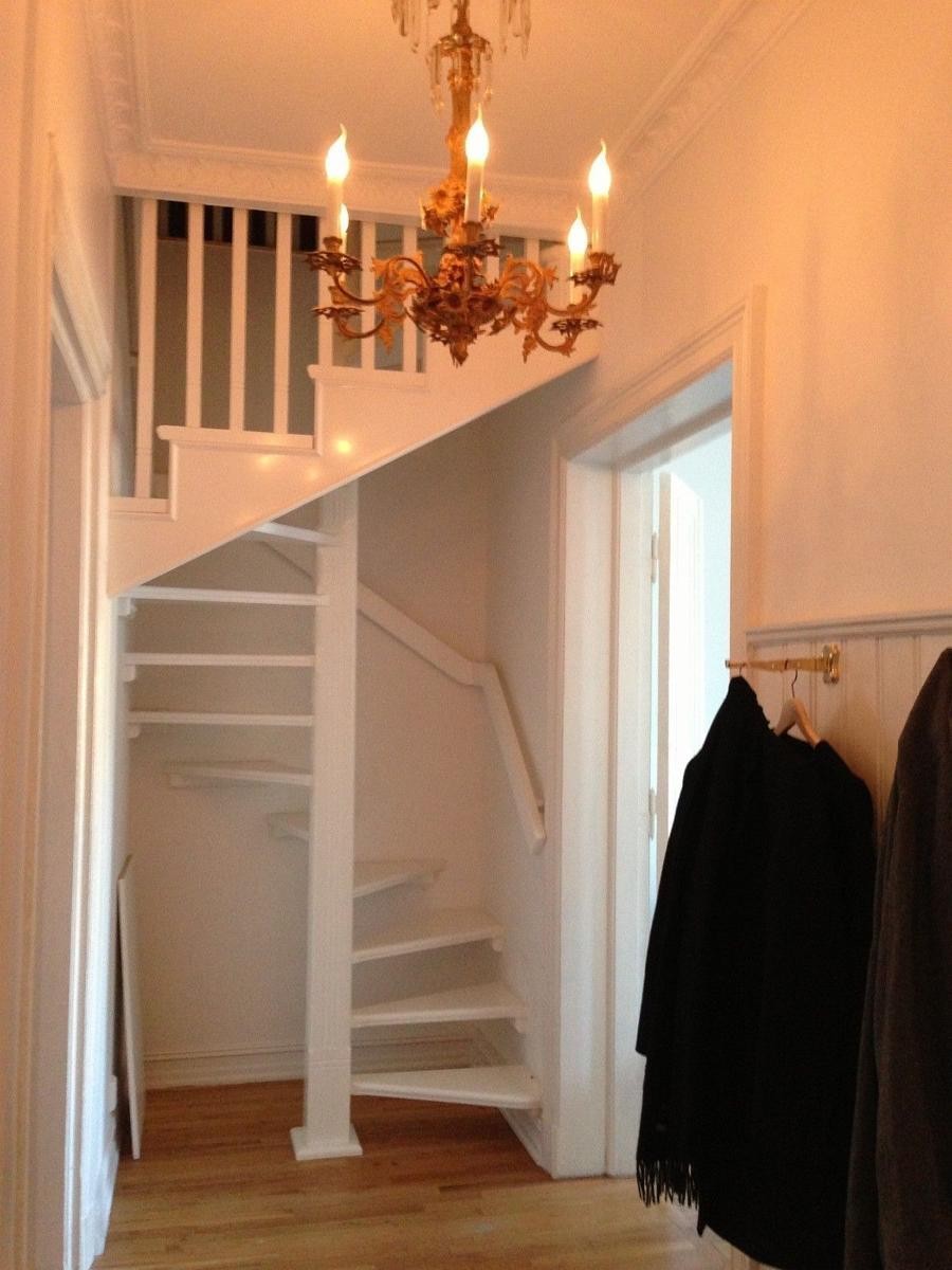 Trapp fra entréen til overetasjen der det ledige rommet ligger Galleribilde