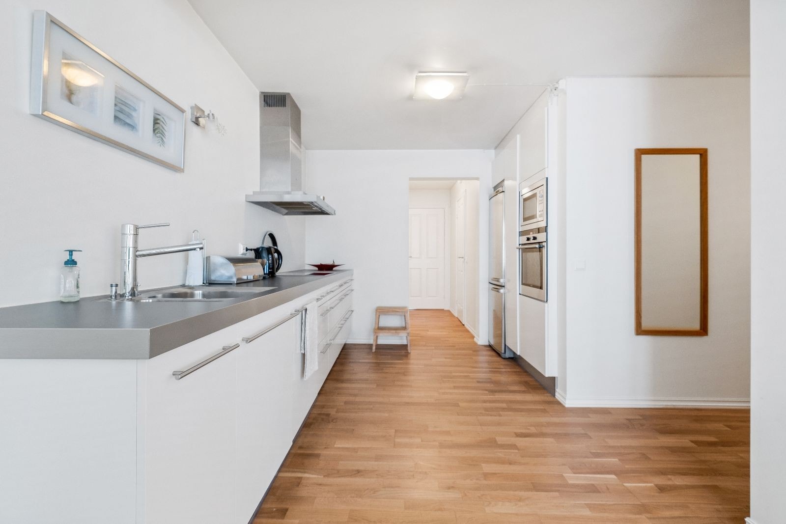 Pent kjøkken med god benkeplass Galleribilde