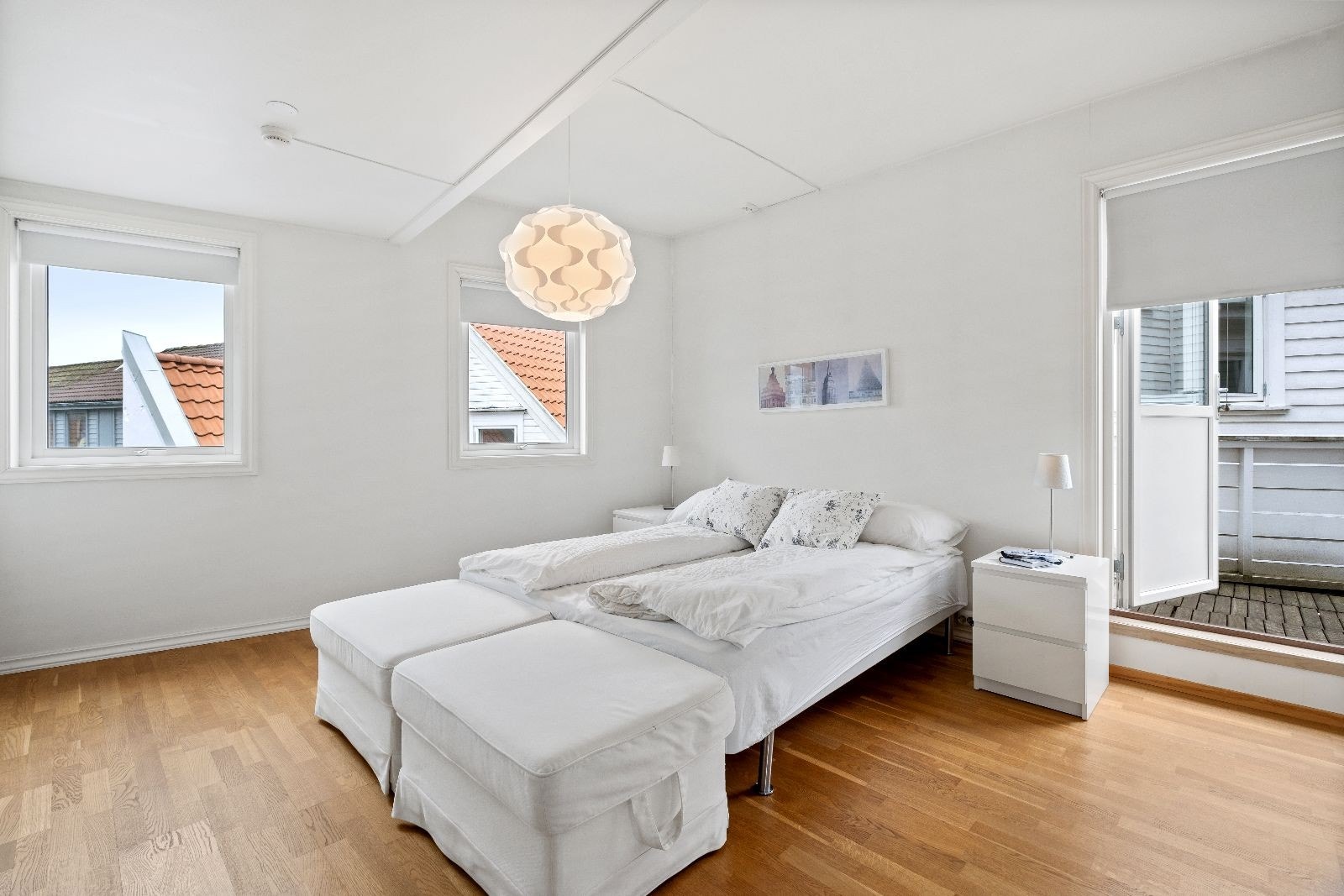 Stort hovedsoverom med stor garderobe og utgang balkong Galleribilde