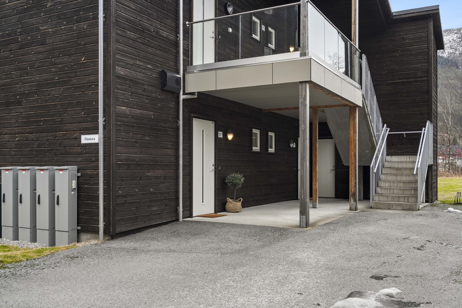 Leilegheita har enkel tilkomst og overbygd inngangsparti. Galleribilde