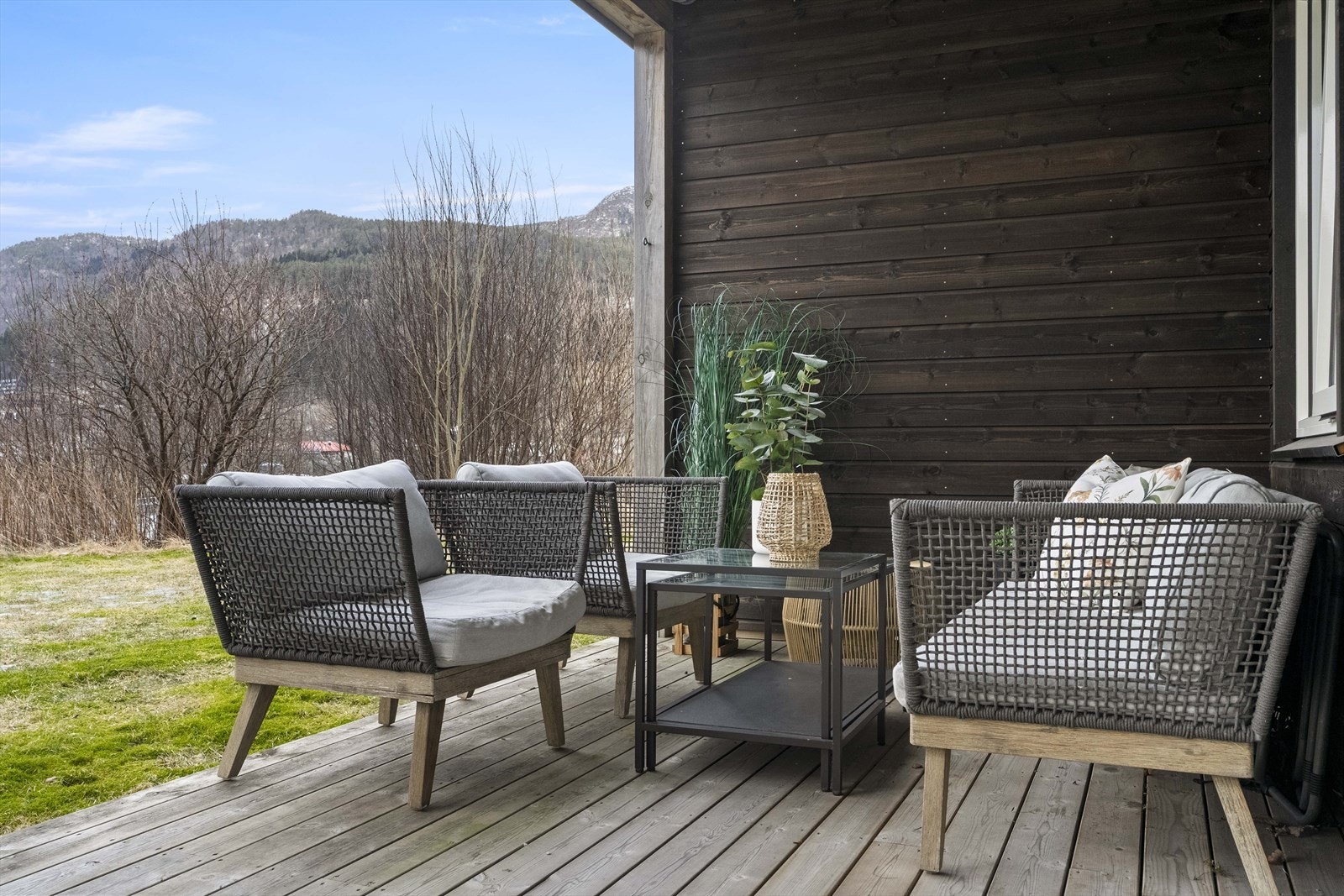 Terrassen er vestvendt og byr deg gode soltihøve på kveldstid. Galleribilde