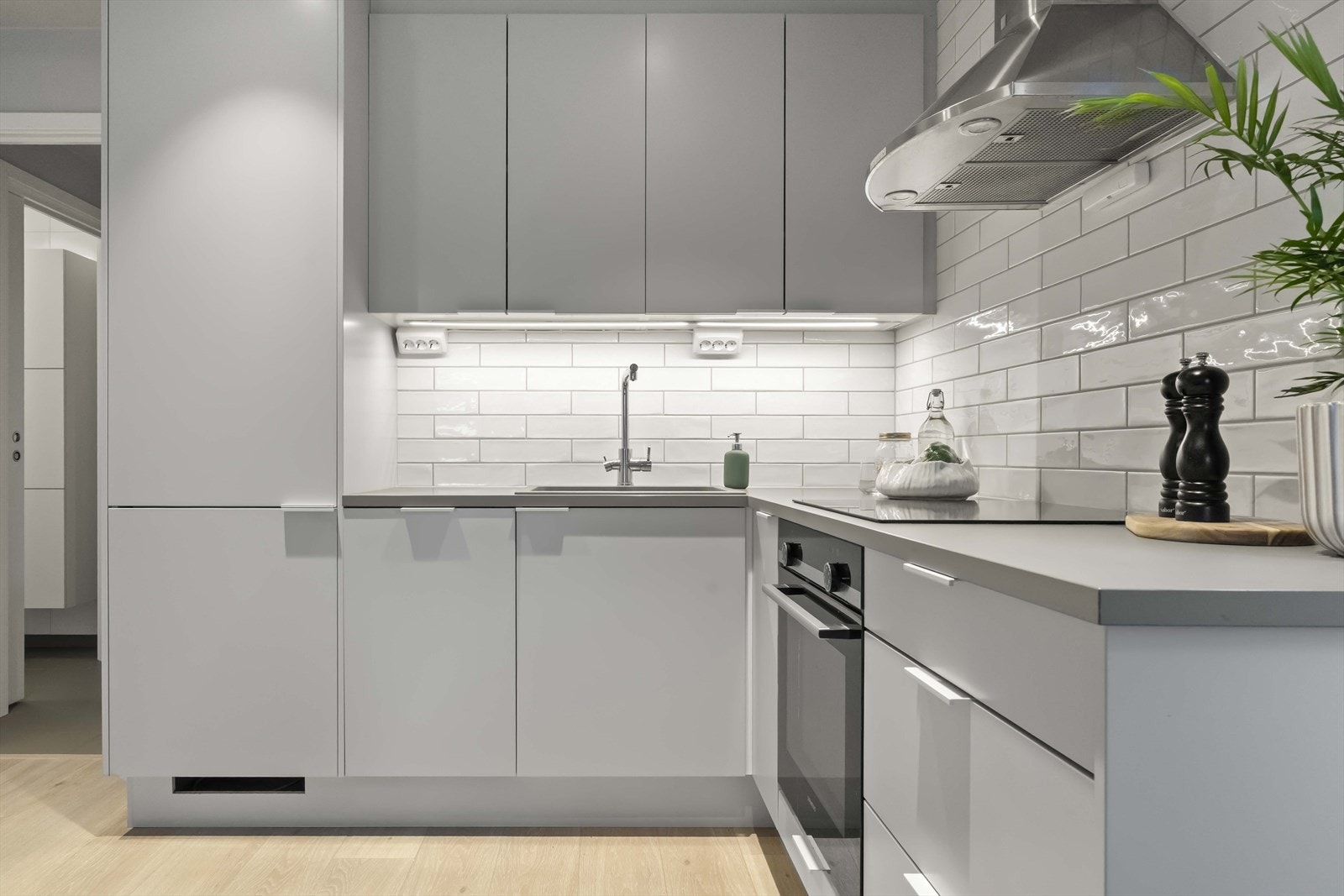 Kvitevarene består av kjøl-/fryseskåp, oppvaskmaskin, steikeomn og induksjonstopp. Galleribilde