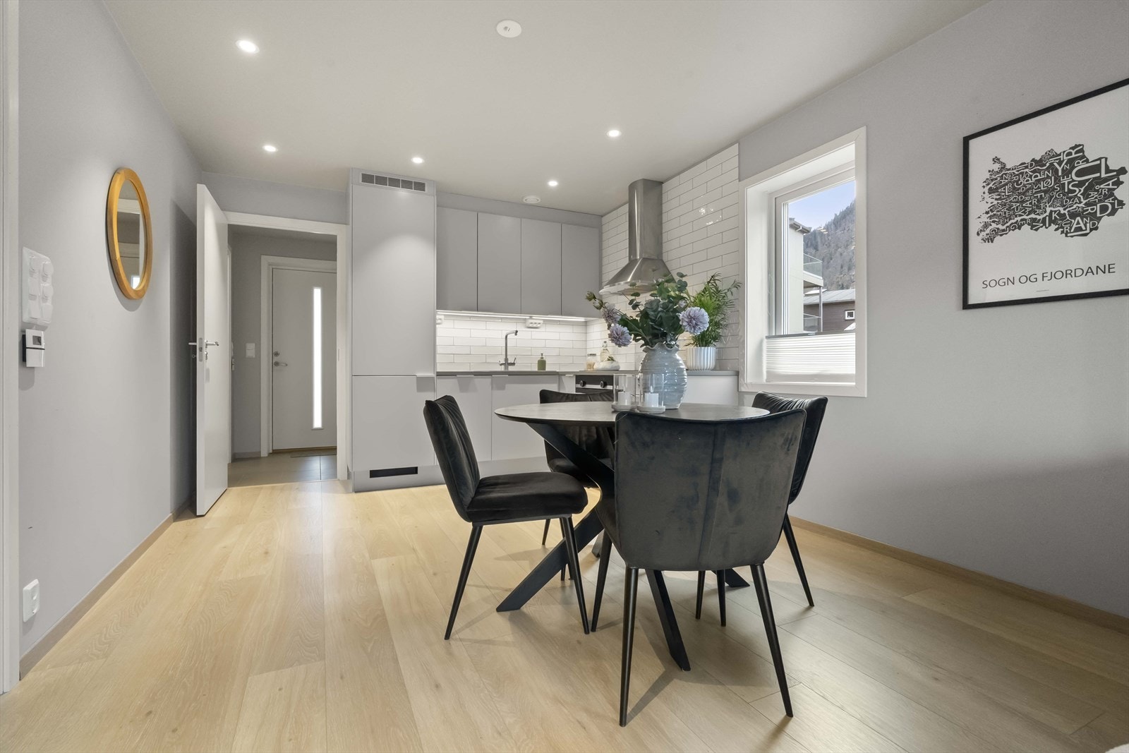 Det er lagt led-list under kjøkkenskåpa og montert led-downlights i himlinga. Galleribilde