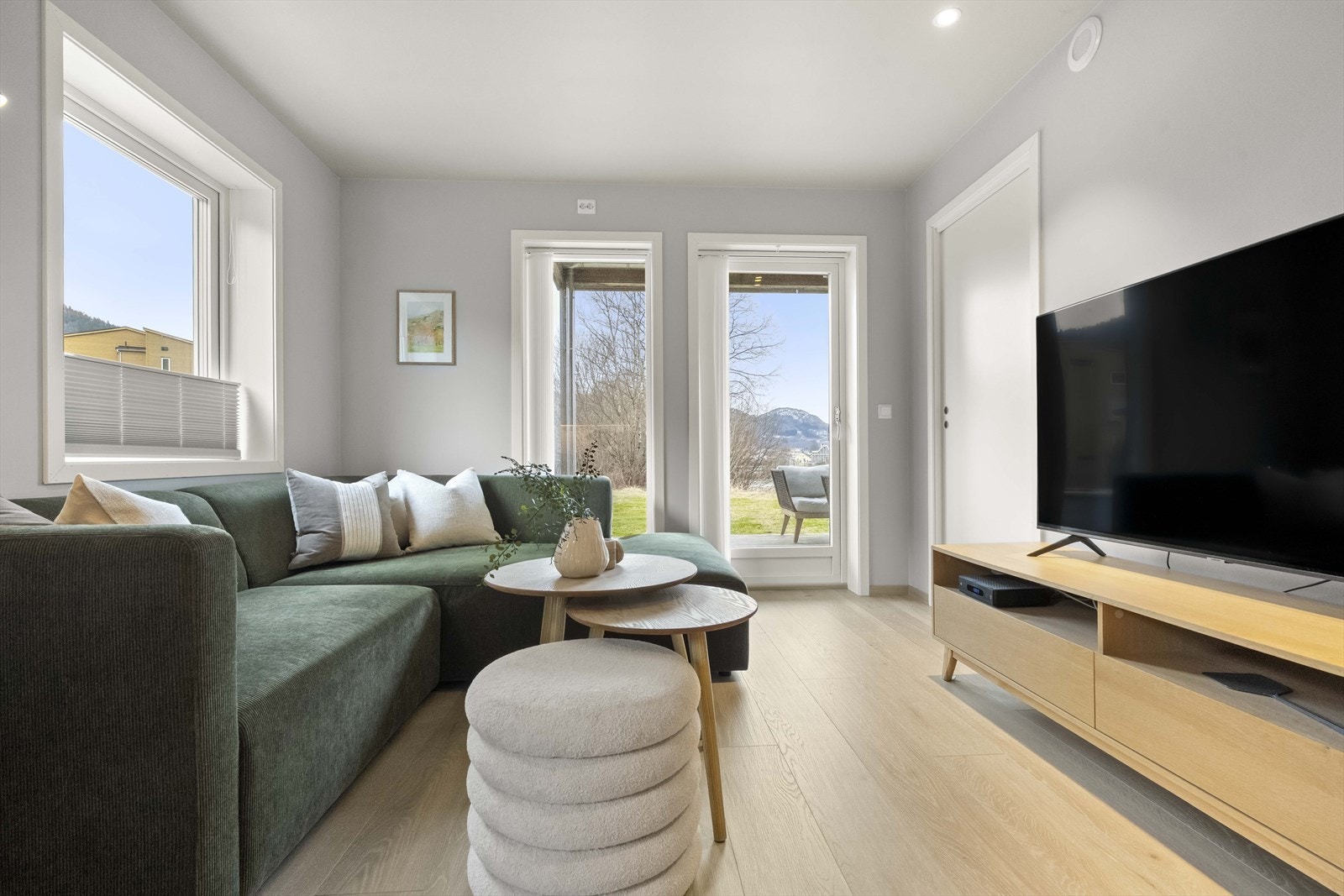 Leilegheita har fine sonar for spise- og sittegruppe. Galleribilde