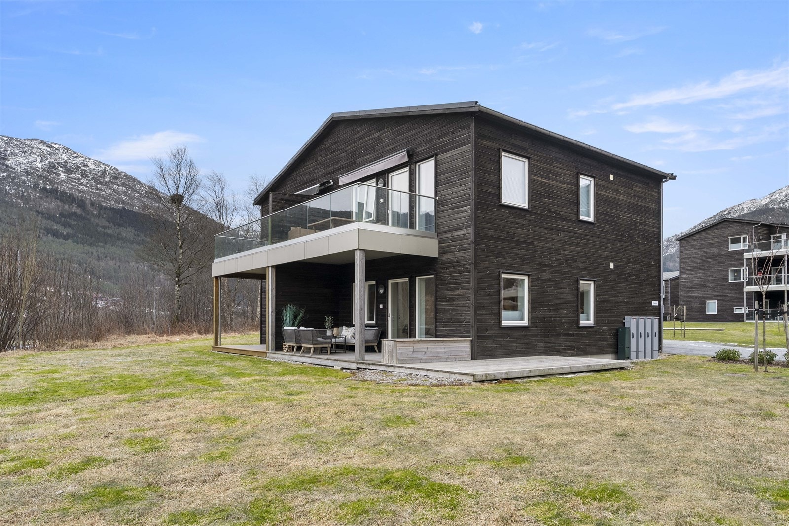 Terrassen strekk seg rundt bygget mot sørsida. God plass til aktivtet på fellesområdet. Galleribilde