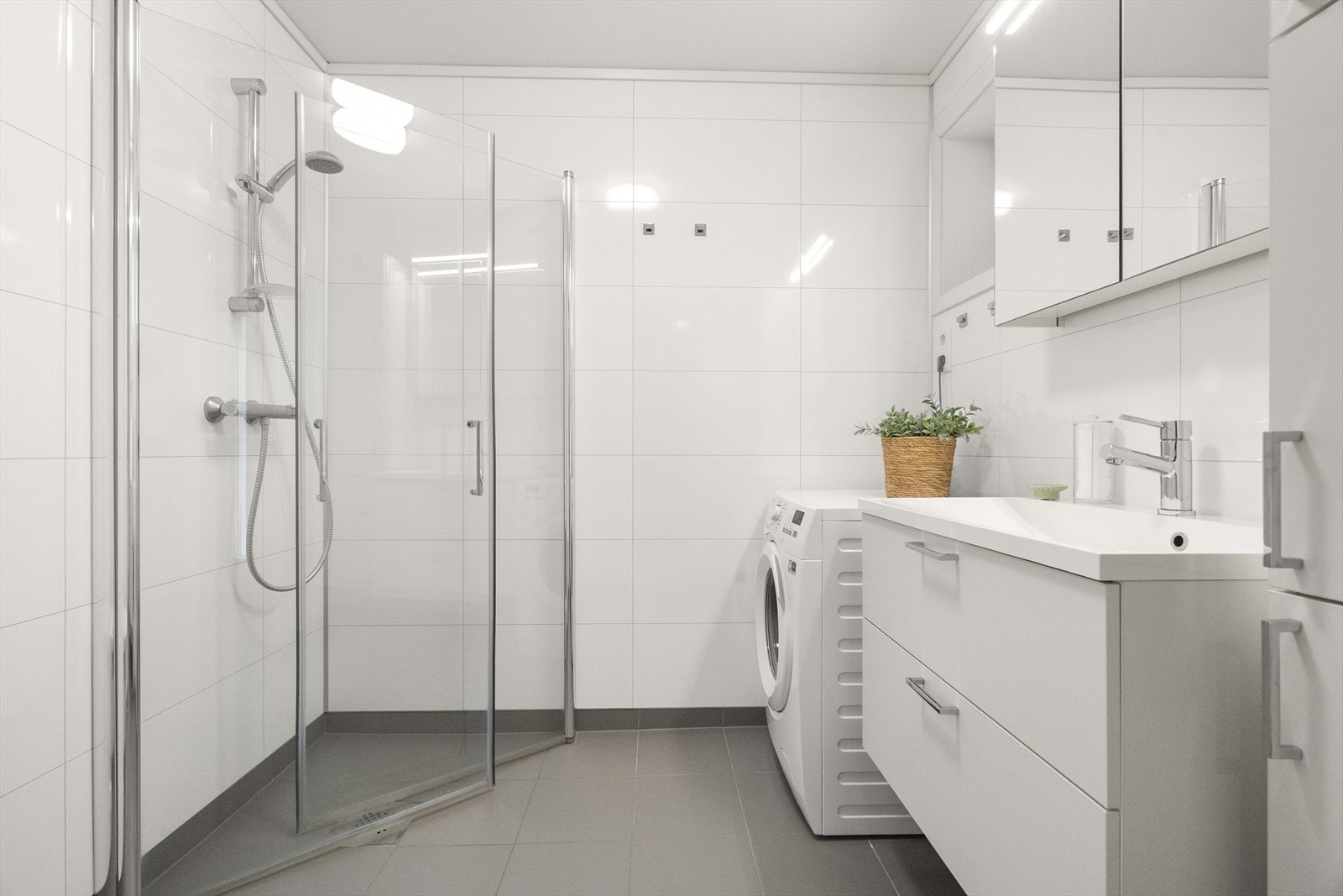 Badet har tidluas utføring og moderne innreiing. Galleribilde