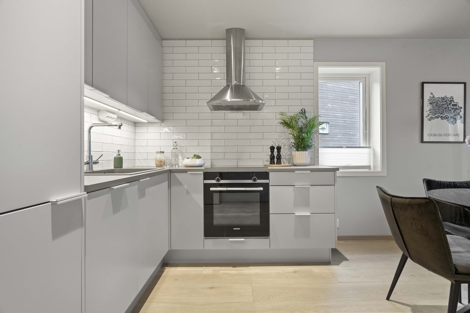 Kjøkkenet er levert av Sigdal med integrerte kvitevarer frå Siemens. Galleribilde