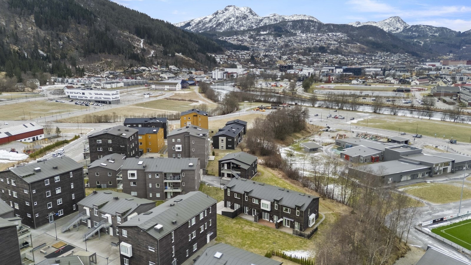 Hafstadparken er næraste nabo med barnehage, fotballbaner, leikeplassar, tennisbaner, sandvolleyballbaner, treningsapparat, basketbane, sykkelbaner og skatepark. Galleribilde