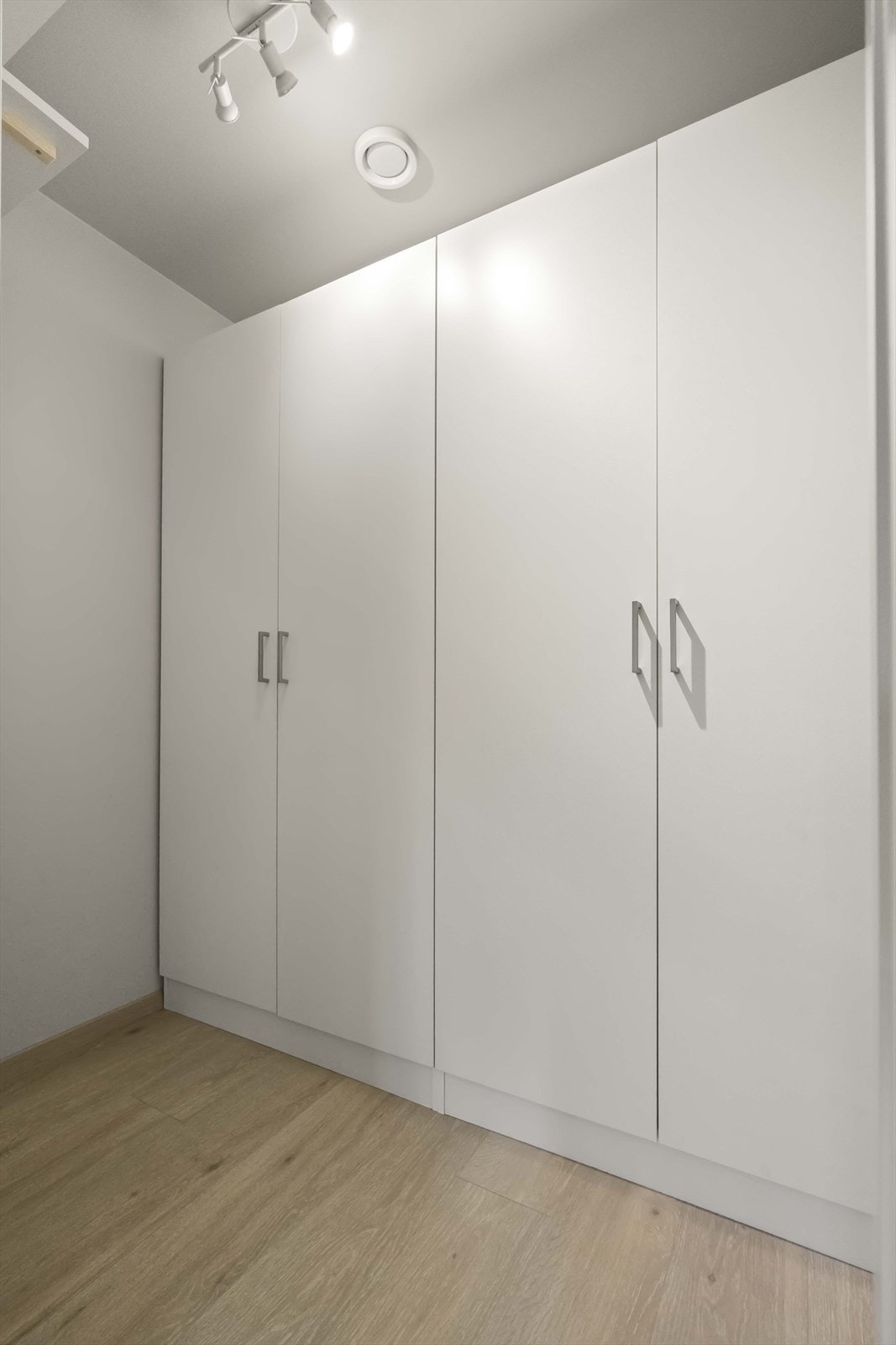 Garderoberommet har god plass til oppbevaring. Galleribilde