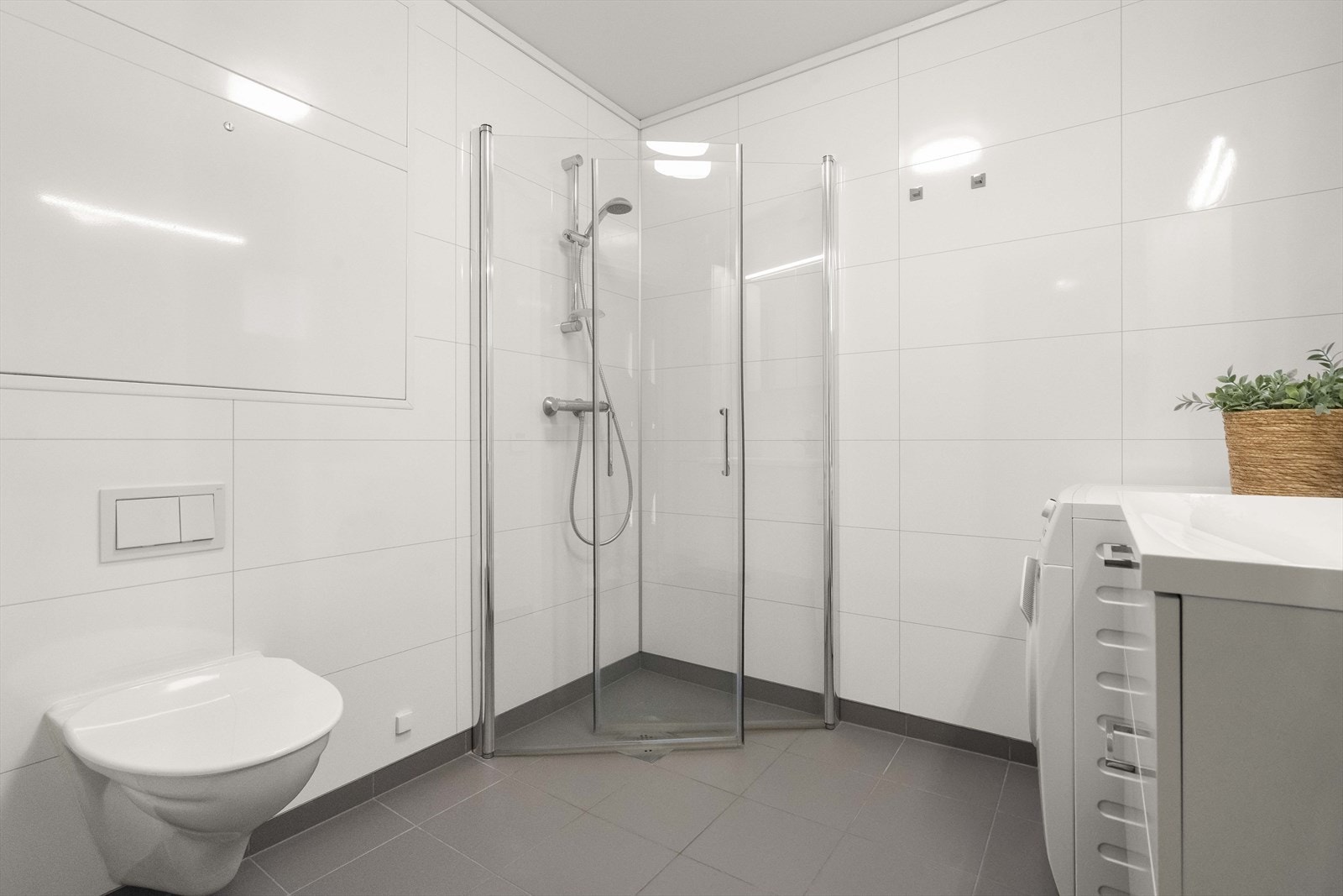 Badet har golvvarme, flislagt golv og våtromsplater på veggane. Galleribilde