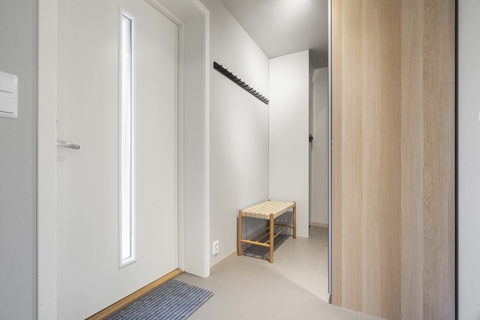 Det er lagt tilsvarande flisar i entrèen, som på badet. Fint løyst. Galleribilde