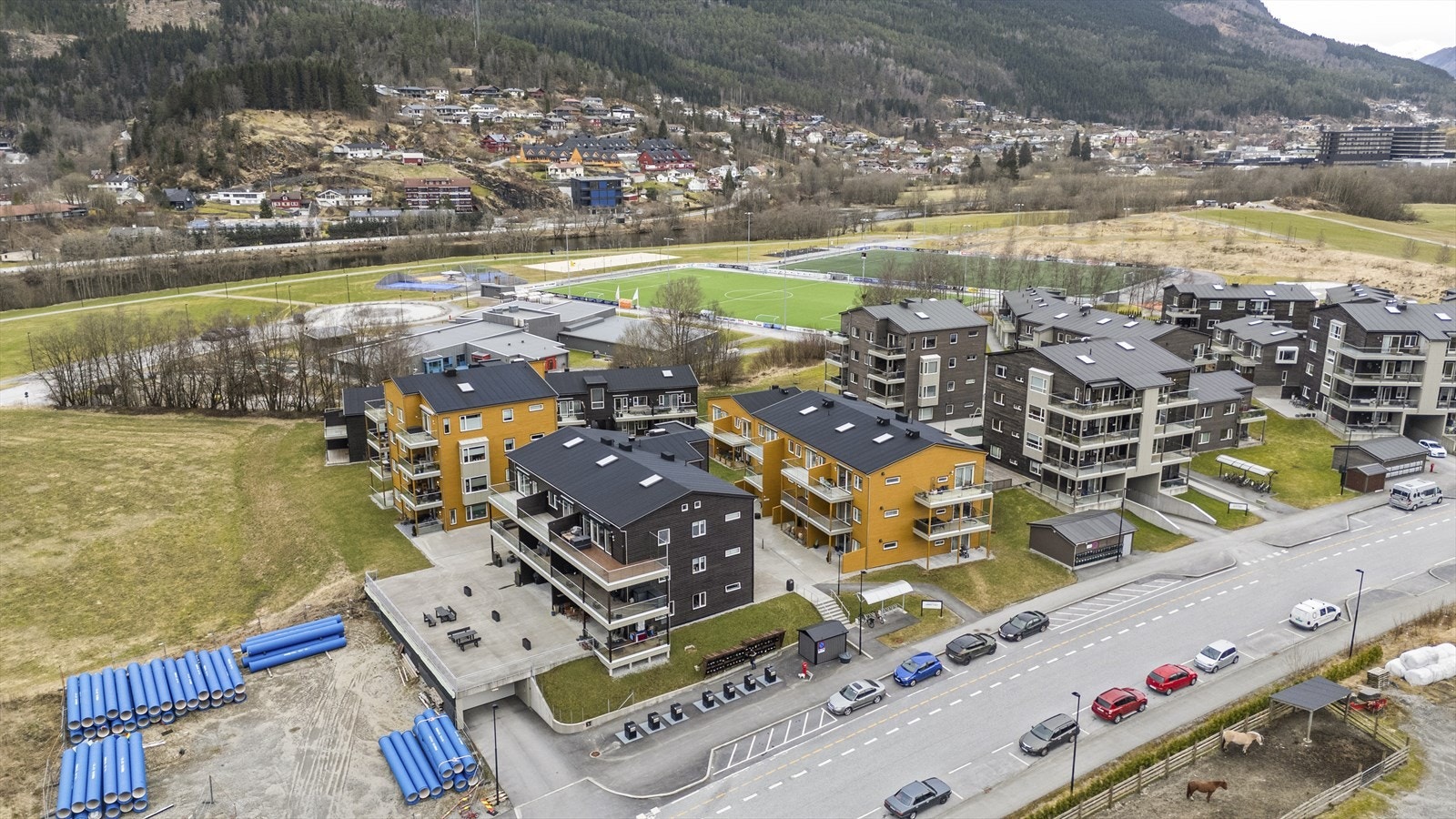 Leilegheita disponerer eigen garasjeplass m/elbilladar og romsleg sportsbod i garasjen. Galleribilde