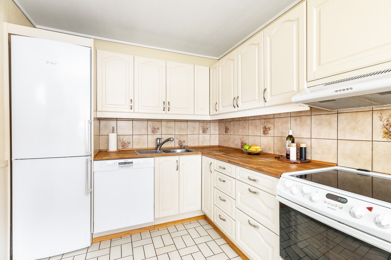 Kjøkkeninnredningen er fra 1989 og noe brukspreget, men funksjonell. Galleribilde