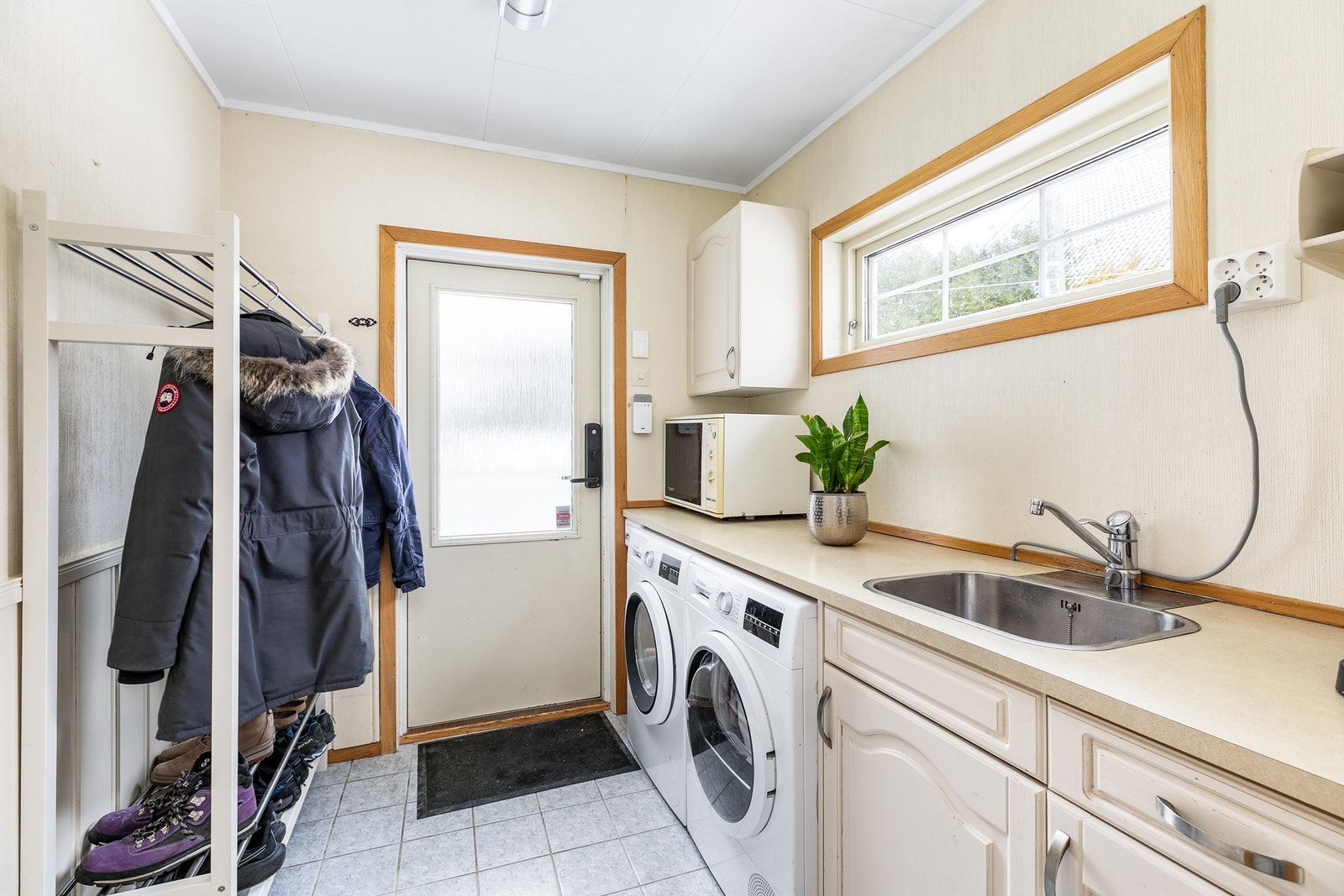 Vaskerommet er av ukjent alder og i helhet gitt TG 2, men i daglig bruk og praktisk innredet til formålet. Fornying bør påregnes på sikt. Galleribilde